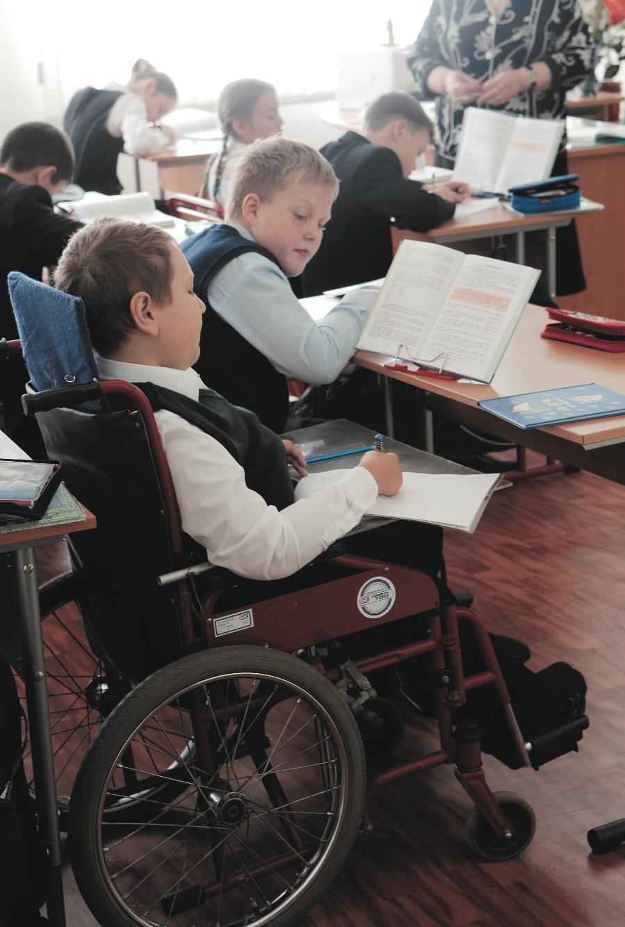 мальчик в коляске в школе